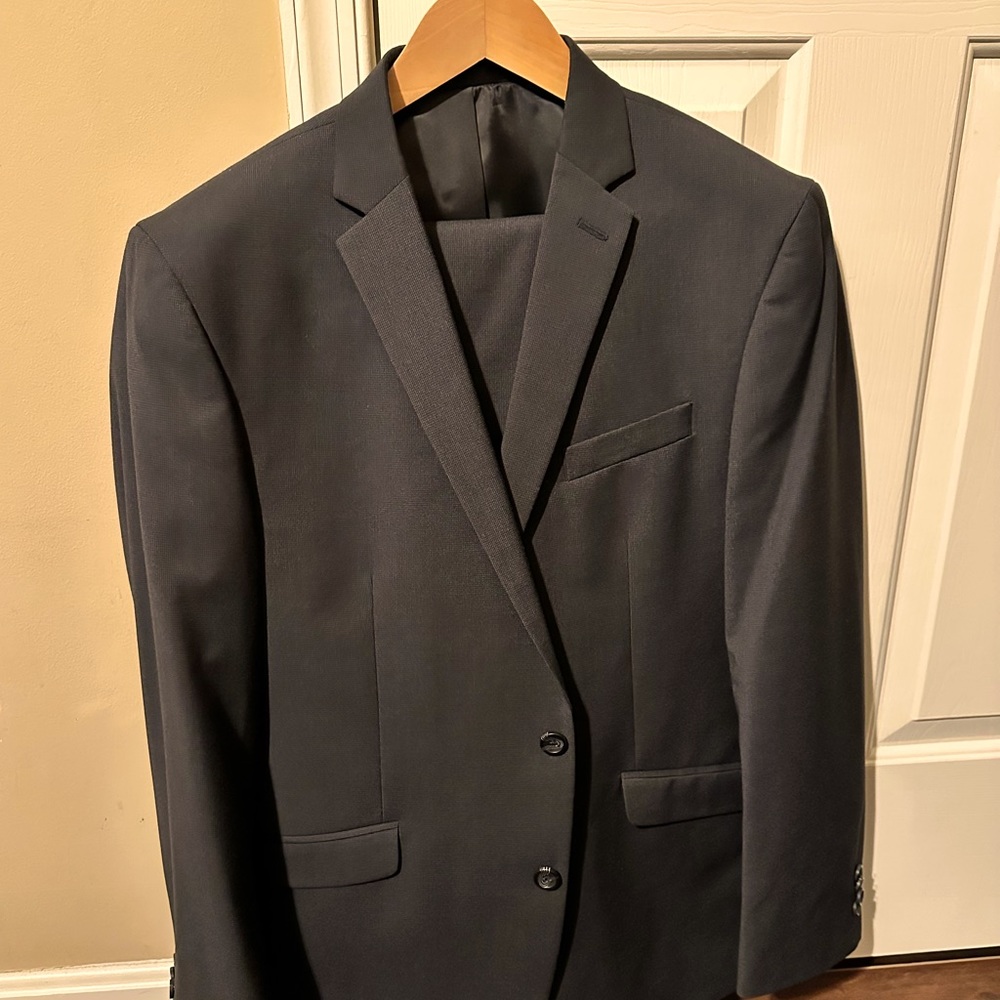 Kenneth Cole Reaction 2-piece Charcoal suit. Jacket and pants set